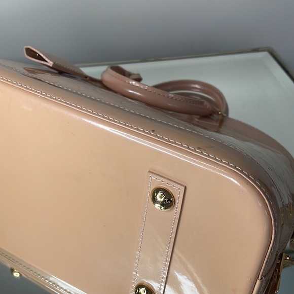 💯 % Authentic Louis Vuitton Alma vernis PM in cream👜👜 - Picture 8 of 13